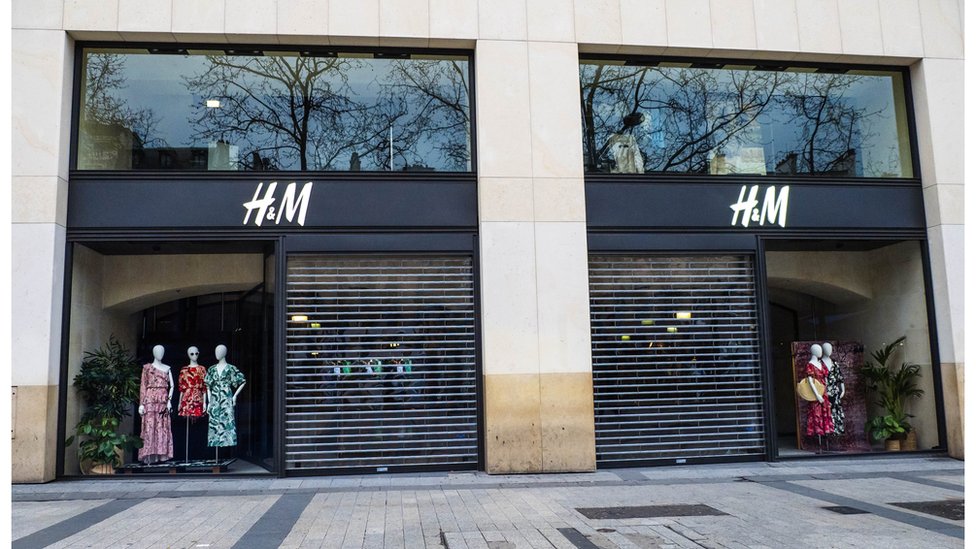 Общий вид закрытого магазина H&M на Елисейских полях в 8-м квартале Парижа, когда город вводит чрезвычайные меры для борьбы со вспышкой Covid-19, 16 марта 2020 года в Париже, Франция.