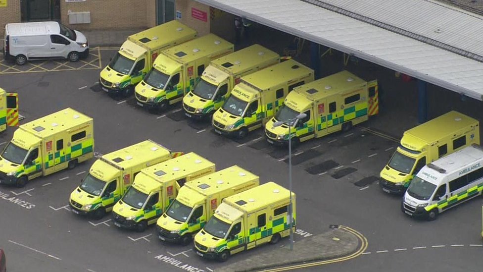 Ambulancias en un hospital en Inglaterra.