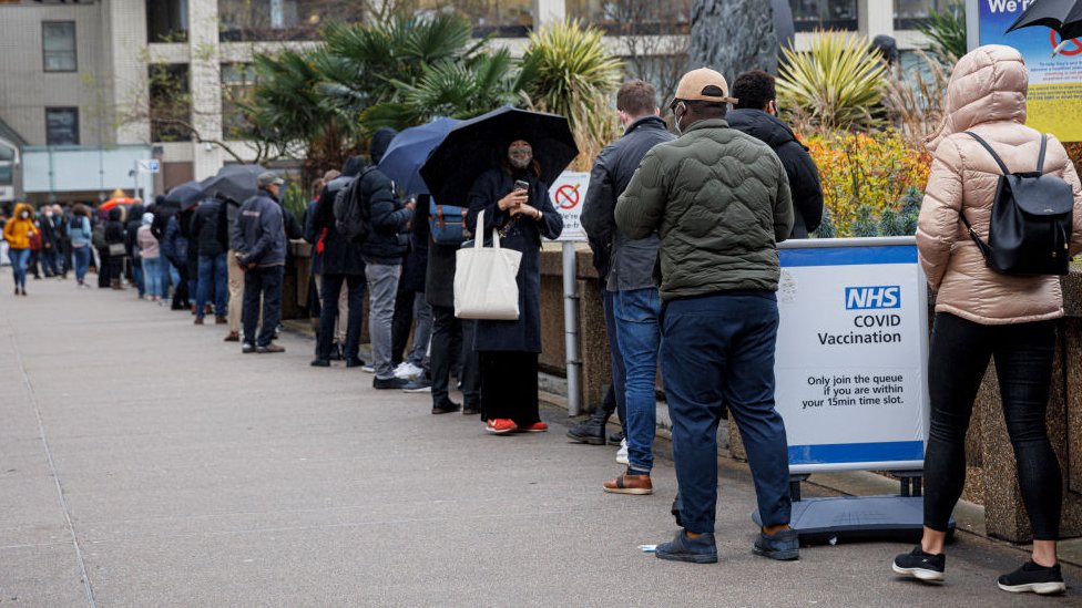 Filas no centro de vacinação do hospital St Thomas, em Londres