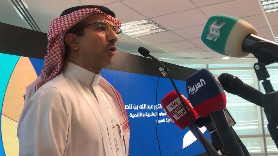 Saudi Deputy Human Resources Minister Abdullah bin Nasser Abuthunain speaks to reporters in Riyadh (4 November 2020)