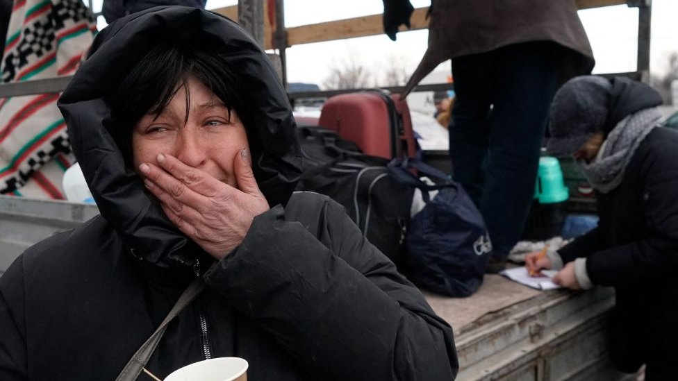 Mujer llorando que fue evacuada de Mariupol