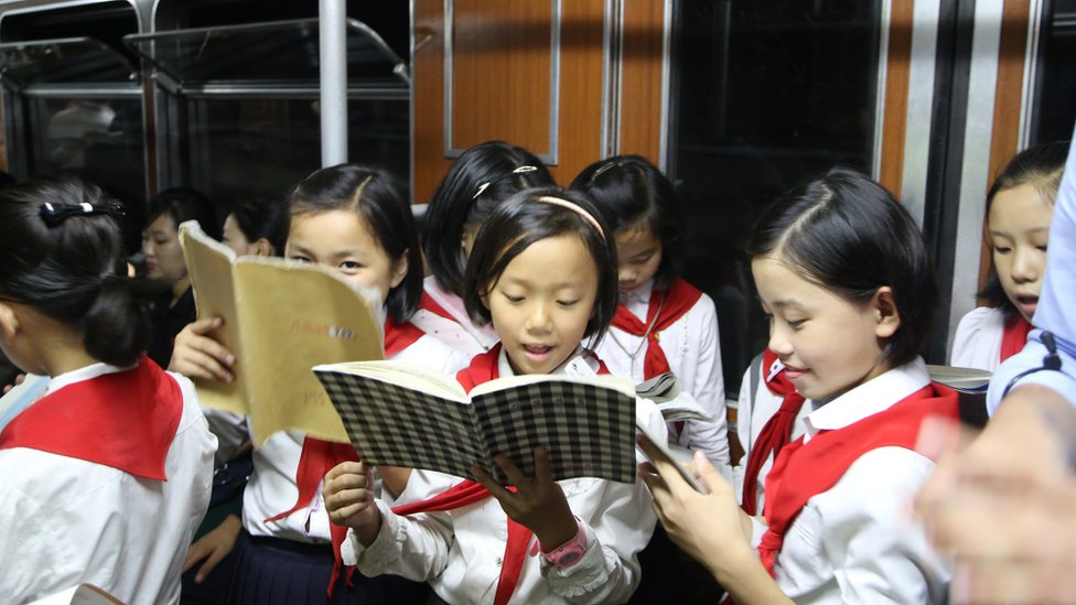 Маленькие дети в вагоне метро