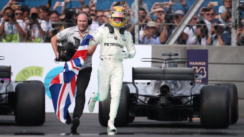 El piloto británico celebró su campeonato corriendo por la pista del Autódromo Hermanos Rodríguez. Lewis Hamilton corre por la pista de México
