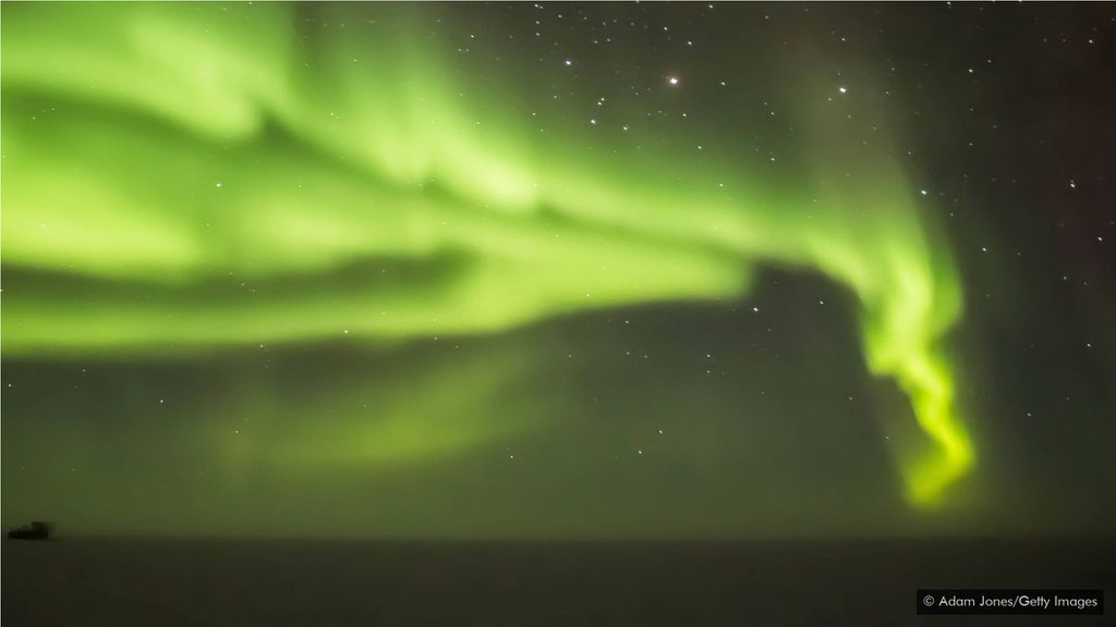 接近南北兩極的極光通常呈現綠色，但塔斯馬尼亞看到的極光有更多的色彩。