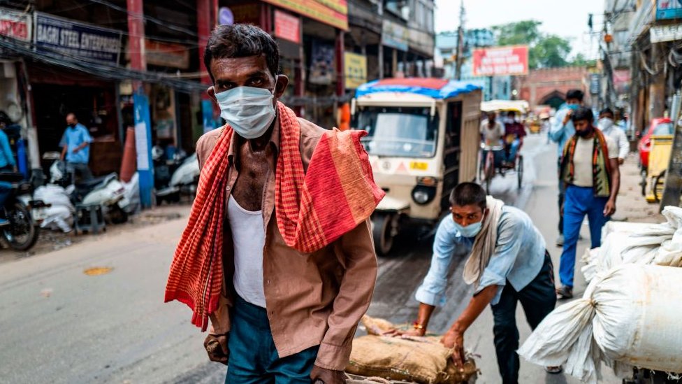Homens usando máscaras na Índia