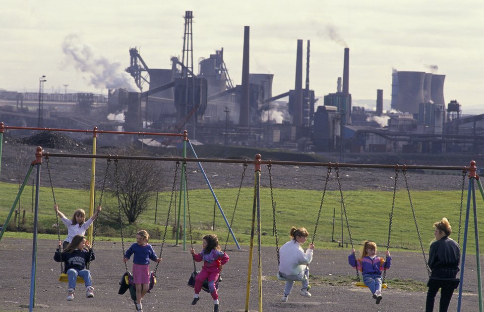 Дети на качелях перед сталелитейным заводом в Рэйвенскрэйге в начале 1990-х