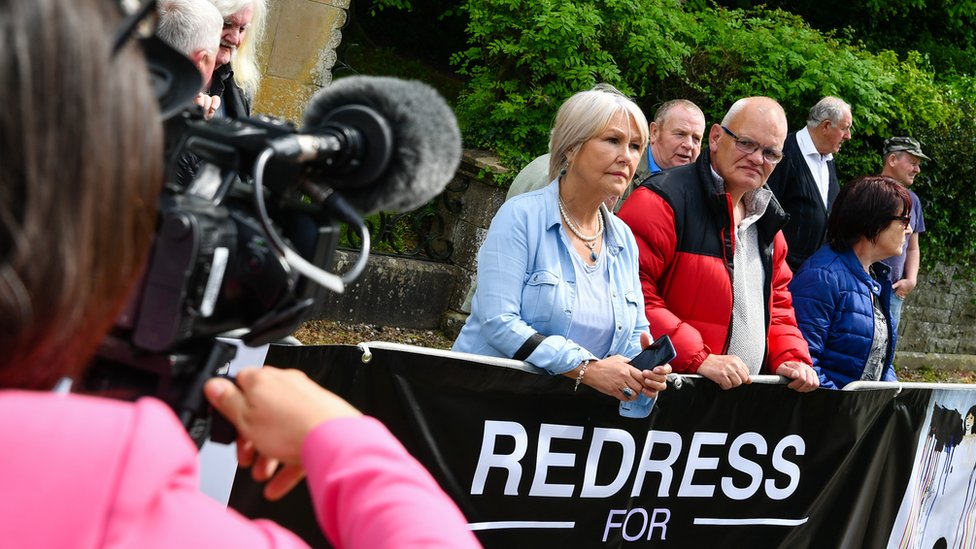 Участники кампании защищают вечеринку в саду секретаря Северной Ирландии в Эннискиллене