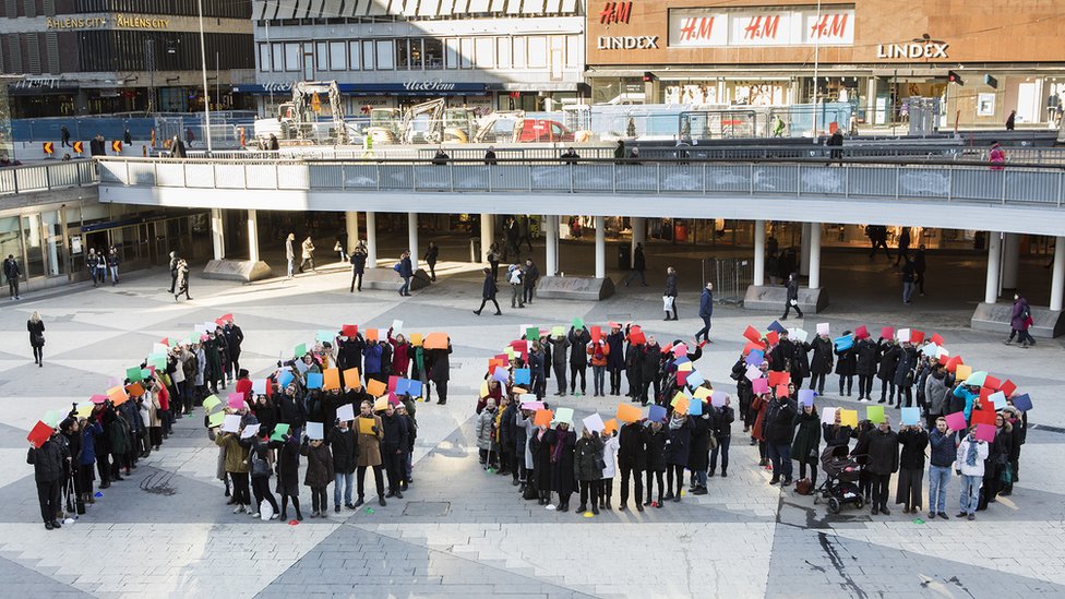 Женщины выстраиваются в линию на центральной площади Стокгольма, образуя фигуру 1600, 15 февраля 17