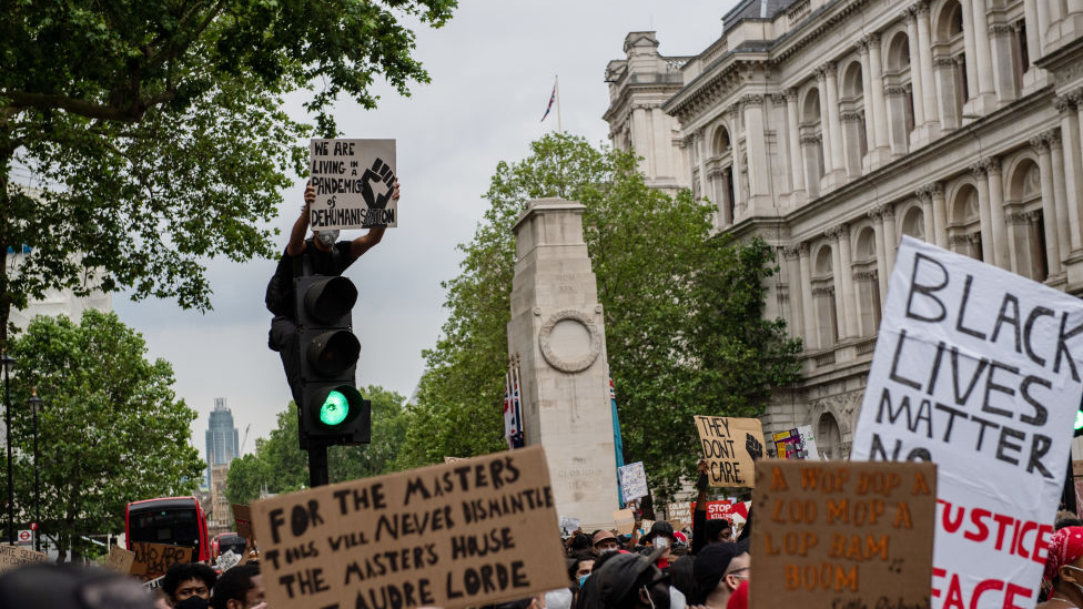 Протесты на антирасистских протестах Black Lives Matter в Лондоне.
