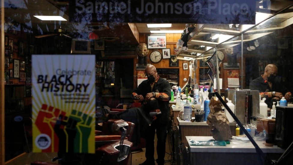 Samuel Johnson III em sua barbearia em Fifth Ward, comunidade negra histórica em Evanston, Illinois