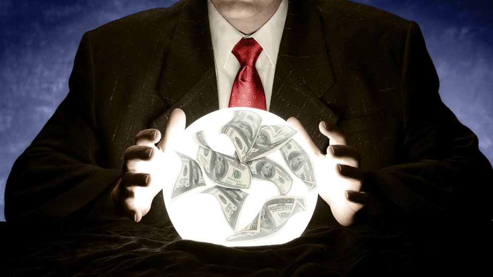 Ilustración que muestra a un hombre viendo girar muchos billetes dentro de una bola de cristal.