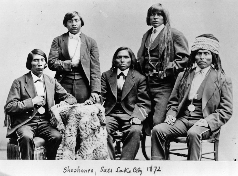 Un grupo de shoshones de Utah en una foto que se estima es de alrededor de 1872.