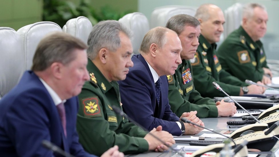 Putin y sus jefes de defensa ven el lanzamiento de un misil hipersónico a través de un enlace de video
