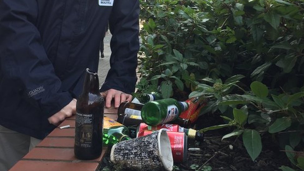 Кристофер Аллен с мусором, собранным в кустах возле BBC