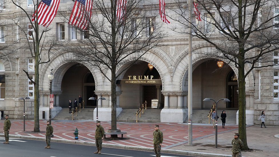 Военнослужащие США стоят перед отелем Trump International Hotel на Пенсильвания-авеню в Вашингтоне, округ Колумбия.