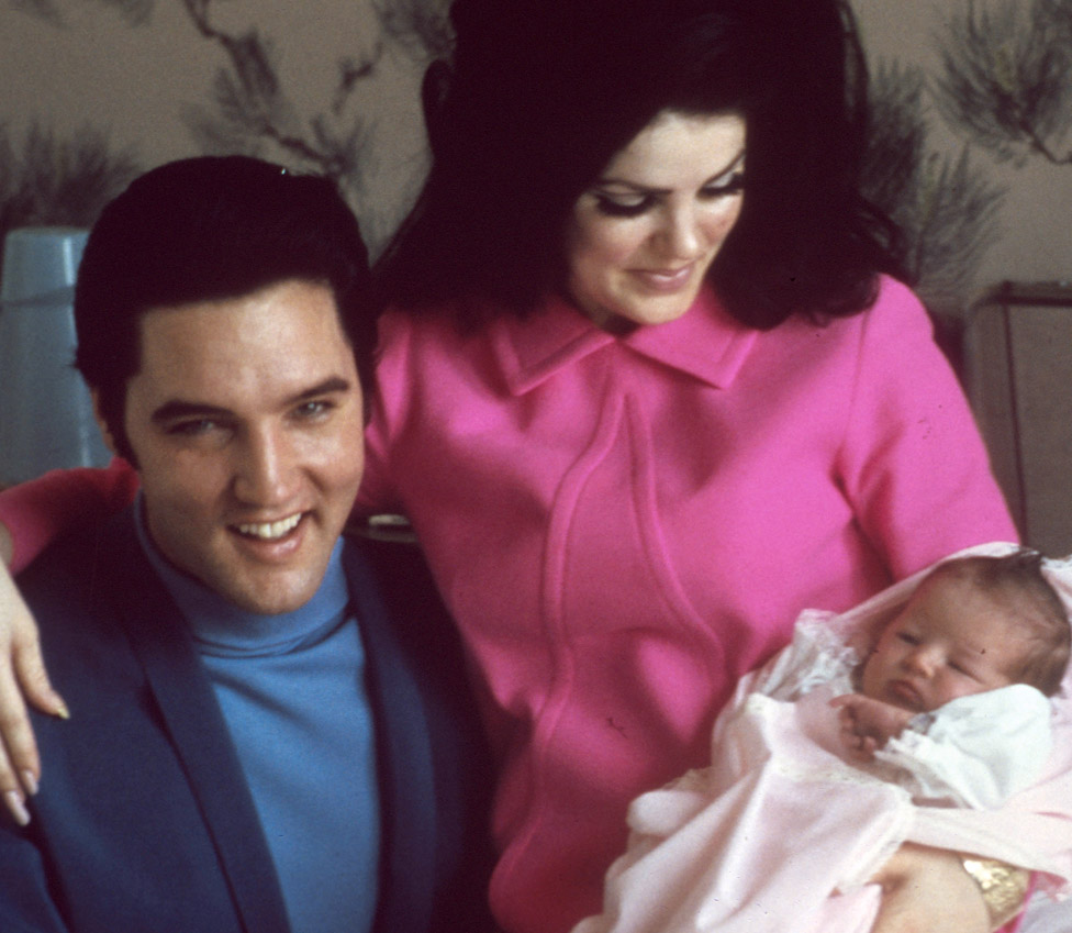 Elvis Prisli sa svojom suprugom Prisilom Prisli i ćerkom Lisom Mari Prisli, koja je stara četiri dana, 5. februara u Memfisu, Tenesi