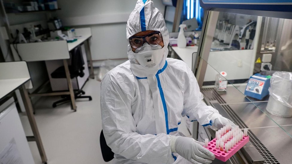 يجري علماء تجارب جديدة في المختبرات حول العالم لتطوير أساليب تشخيص فيروس كورونا الذي ظهر في ووهان، بينما يطور آخرون أدوية لعلاج المصابين به