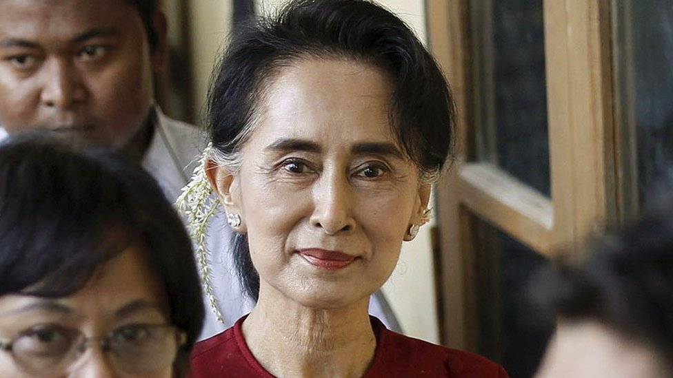 Su Ći posećuje jedno od grasačkih mesta na izborima u Mjanmaru 8. novembra 2015.