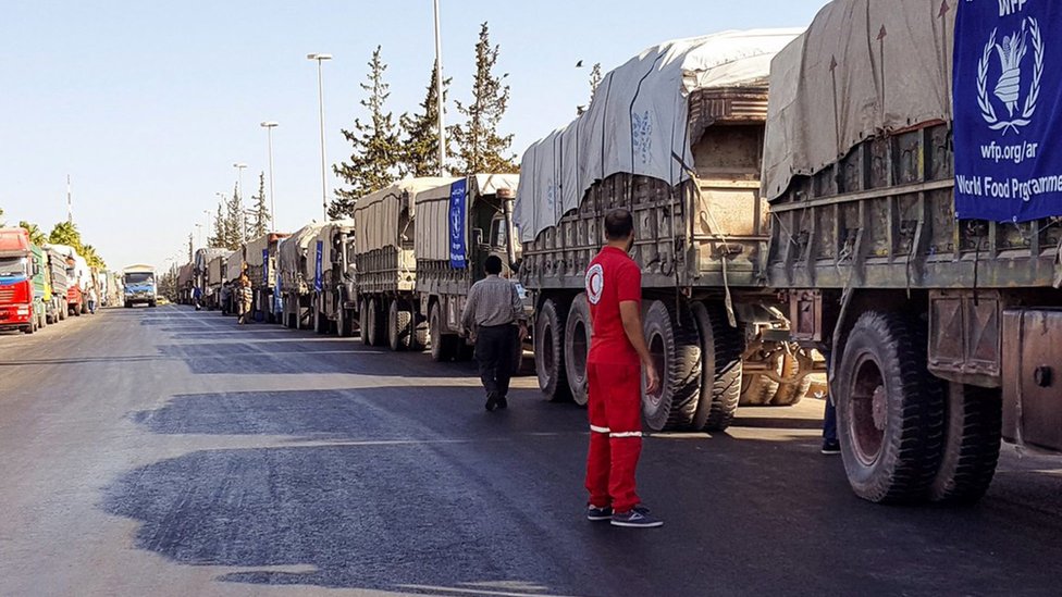 Раздаточная фотография, размещенная на веб-сайте Сирийского Арабского Красного Полумесяца, показывает колонну из 31 грузовика, готовящуюся к отправке для доставки помощи в Урум аль-Кубра (19 сентября 2016 г.)