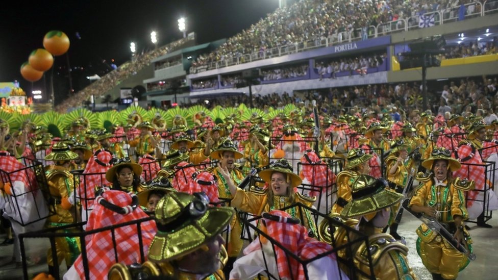 Члены школы самбы Сан-Клементе выступают во второй вечер карнавального парада в Рио-де-Жанейро, Бразилия, 24 февраля 2020 г.