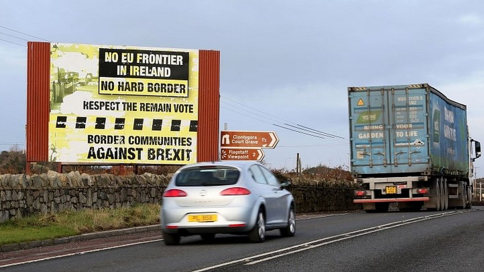Рекламный щит на границе графства Арма, между Ньюри и Дандолком