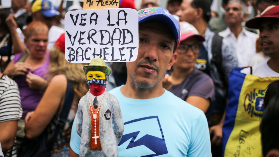 Hombre venezolano en una manifestación