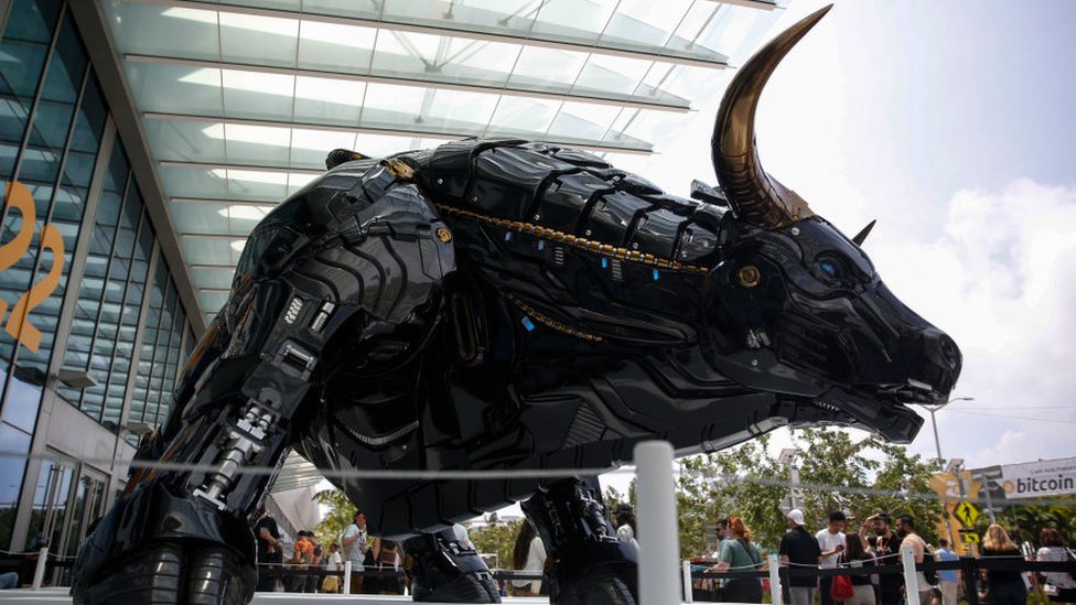 Estatua de un toro en la Conferencia de Bitcoin en Miami.