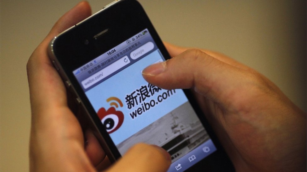 Un teléfono celular muestra la portada de la red social china Weibo.