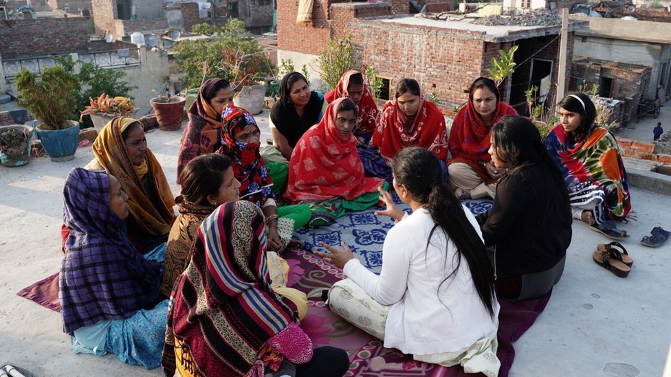 Puluhan perempuan di permukiman Dalit berdiskusi.