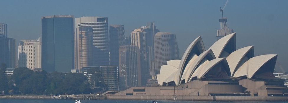 Сиднейский оперный театр и городской пейзаж сквозь слой дыма