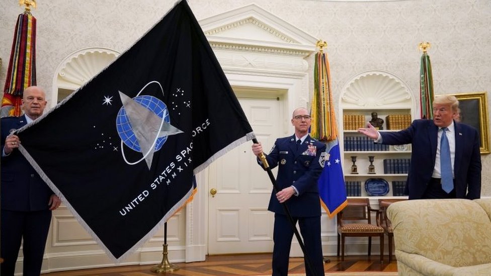 美國總統特朗普與美國太空軍旗幟