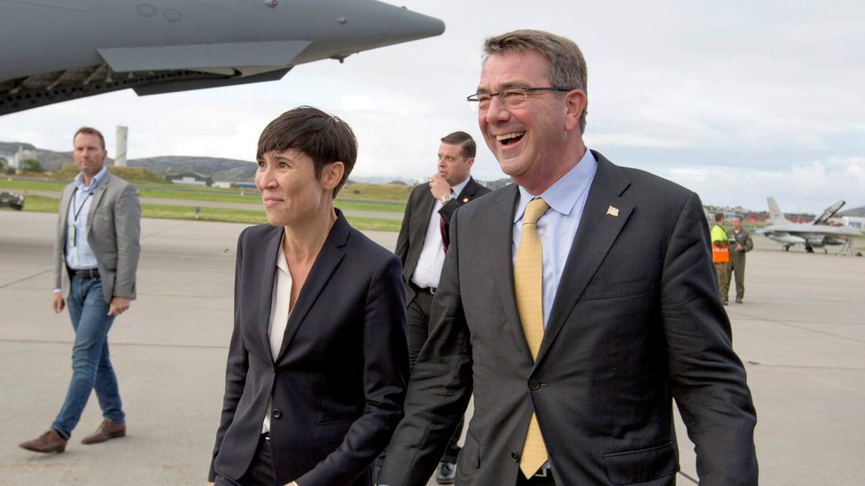 Министр обороны Норвегии Ине Эриксен Сорейде (слева) и министр обороны США Эш Картер в аэропорту Бодо в Бодо, Норвегия, 8 сентября 2016 г.