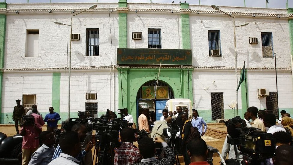 صحفيون خارج سجن كوبر في شمالي الخرطوم، عقب إطلاق سراح 259 من المقاتلين المعارضين لحكم عمر البشير، بعد أن أصدر البشير عفواً في 8 مارس/آذار 2017 ،