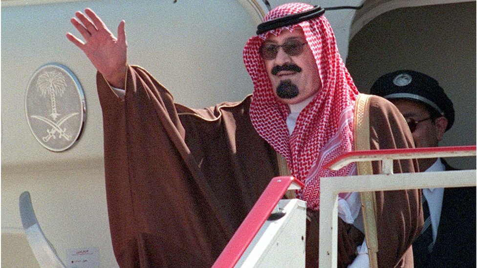 الملك عبدالله بن عبدالعزيز ملوحاً من باب طائرة