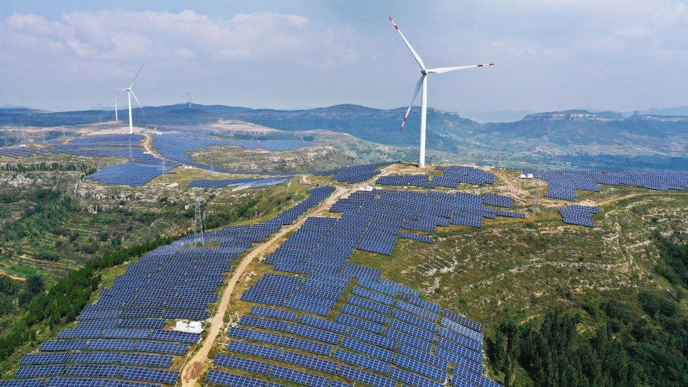 Campo de energía solar y eólica en China.