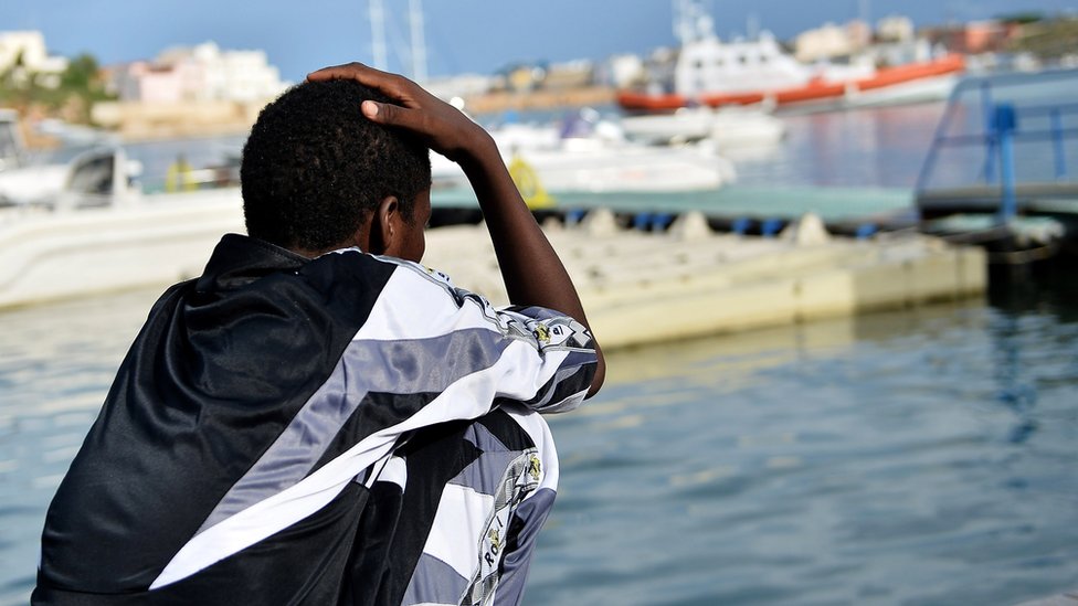 Выживший после кораблекрушения иммигрантов у итальянского побережья смотрит на воду Лампедузы 8 октября 2013 г.