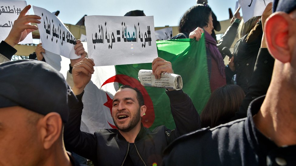 مظاهرة للصحفيين في العاصمة الجزائرية في فبراير 2019 احتجاجا على ما قالوا إنه ضغط من السلطات لمنعهم من تغطية المظاهرات المناهضة للحكومة