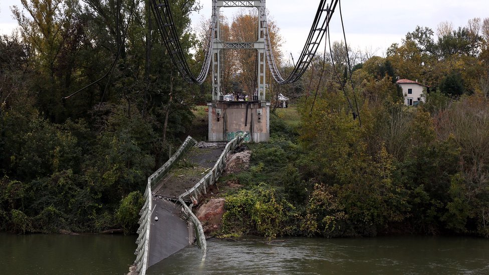 Вид на обрушившийся висячий мост в реке Тарн