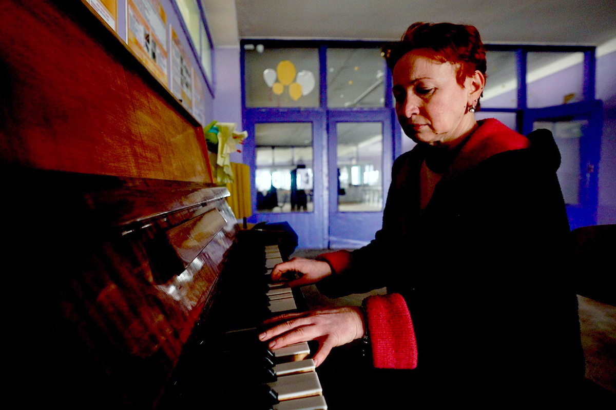 Učiteljica klavira Irina Babkina jedna je od jedva 200 ljudi koji su ostali u Velikoj Novosilki - gradu koji je nekada imao 10.000 stanovnika