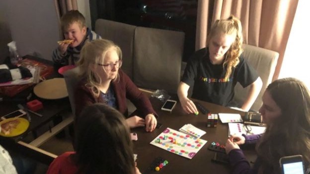 Vida en cuarentena: los Hanns se mantienen entretenidos con juegos familiares.