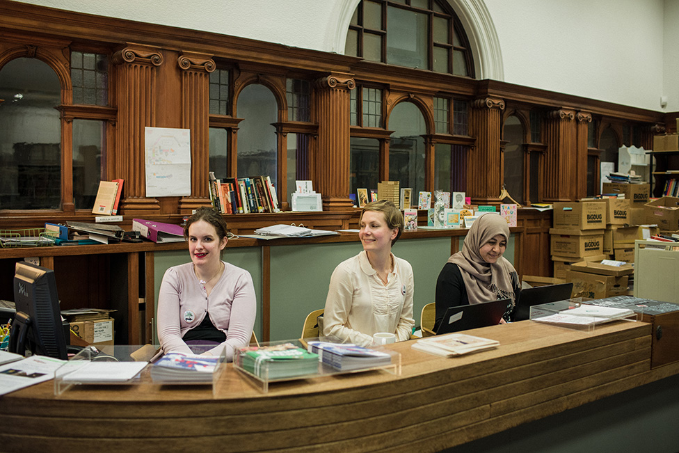 Волонтеры Джули Ли (слева) и Хоуида (справа) с координатором волонтеров Габриэль Макбет (центр) в Женской библиотеке Глазго