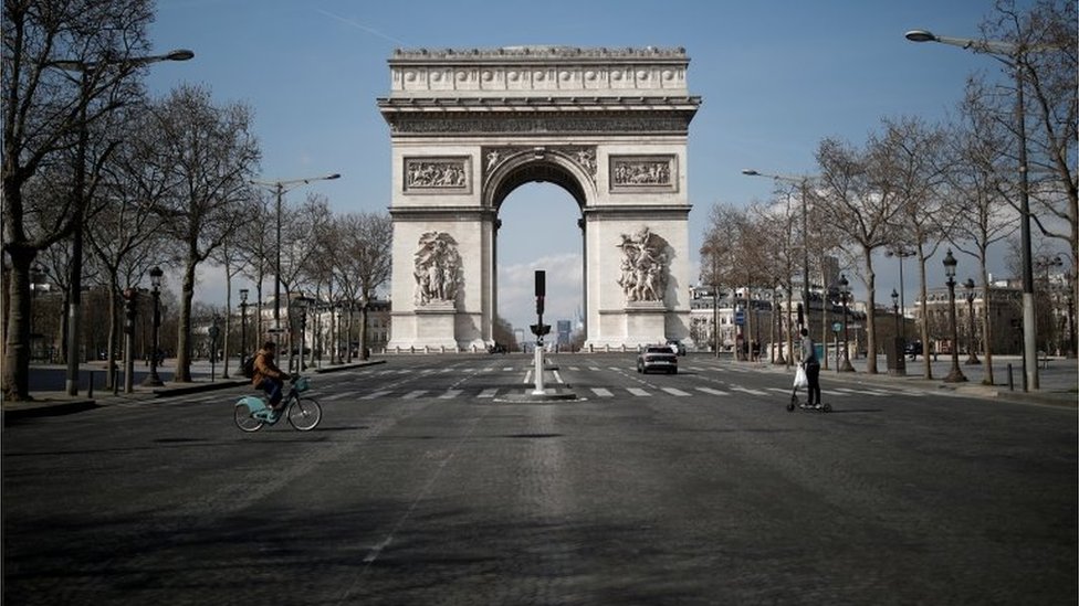 Rua quase vazia diante do Arco do Trinfo, em Paris