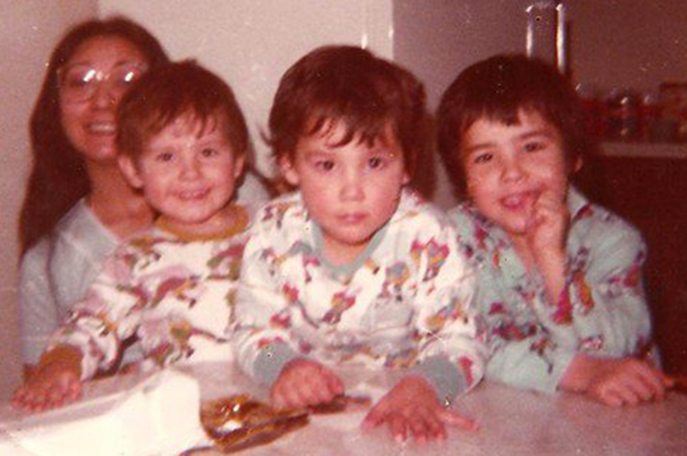 Blanche junto a sus tres hijos en 1980.