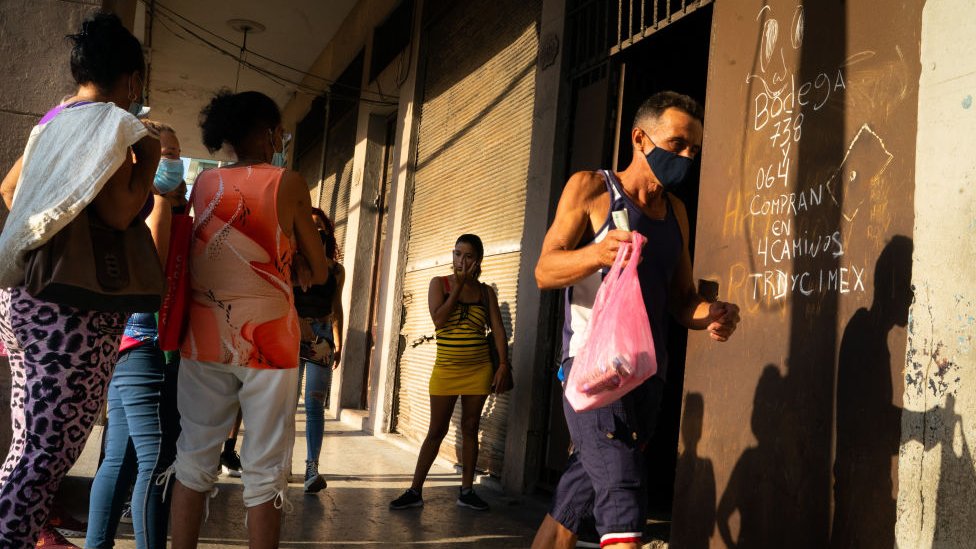 Una bofega en La Habana donde la gente hacce cola para poder comprar algunos bienes. La isla vive un desabastecimiento fuerte.