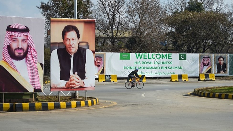 Pakistan sokaklarında Muhammed Bin Salman afişleri
