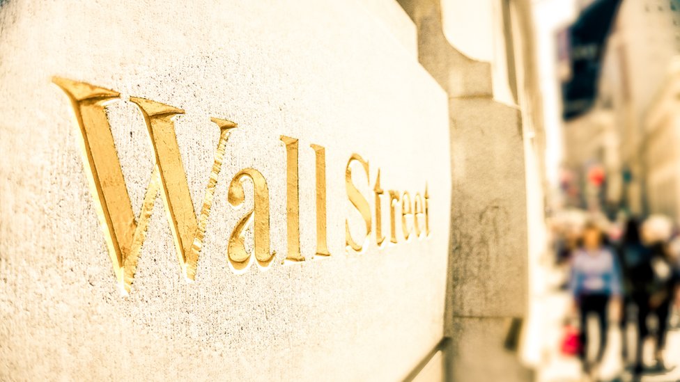 Wall Street escrito en una pared