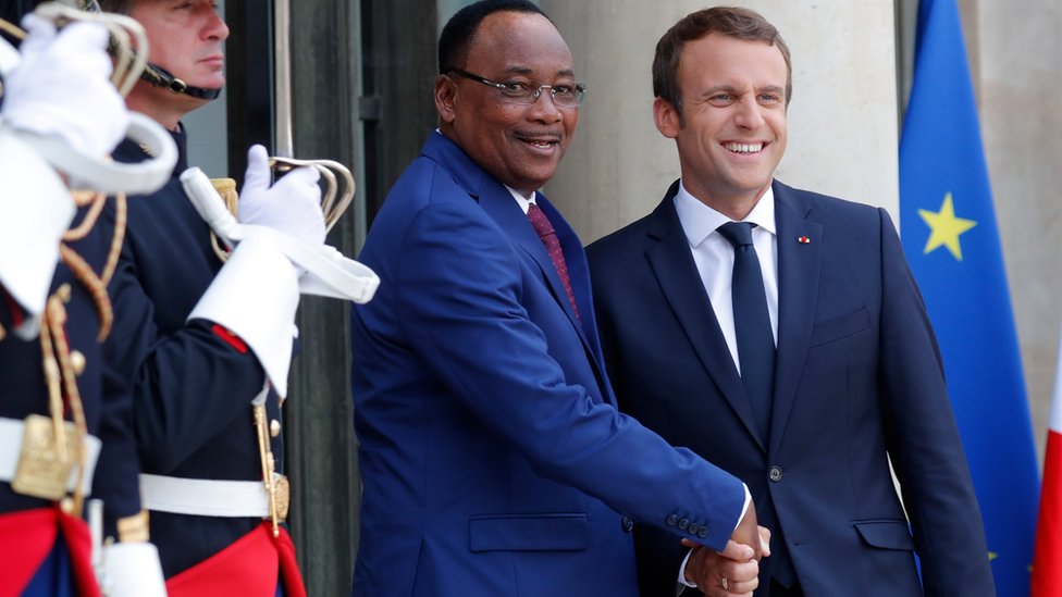 Президента Нигера Иссофу (слева) приветствует президент Франции Макрон
