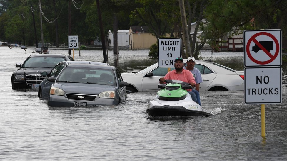 Las autoridades ordenaron la evacuación de los residentes en un radio de 2.4 kilómetros de la planta. Residentes usan motos de agua en las calles de Crosby, Texas.