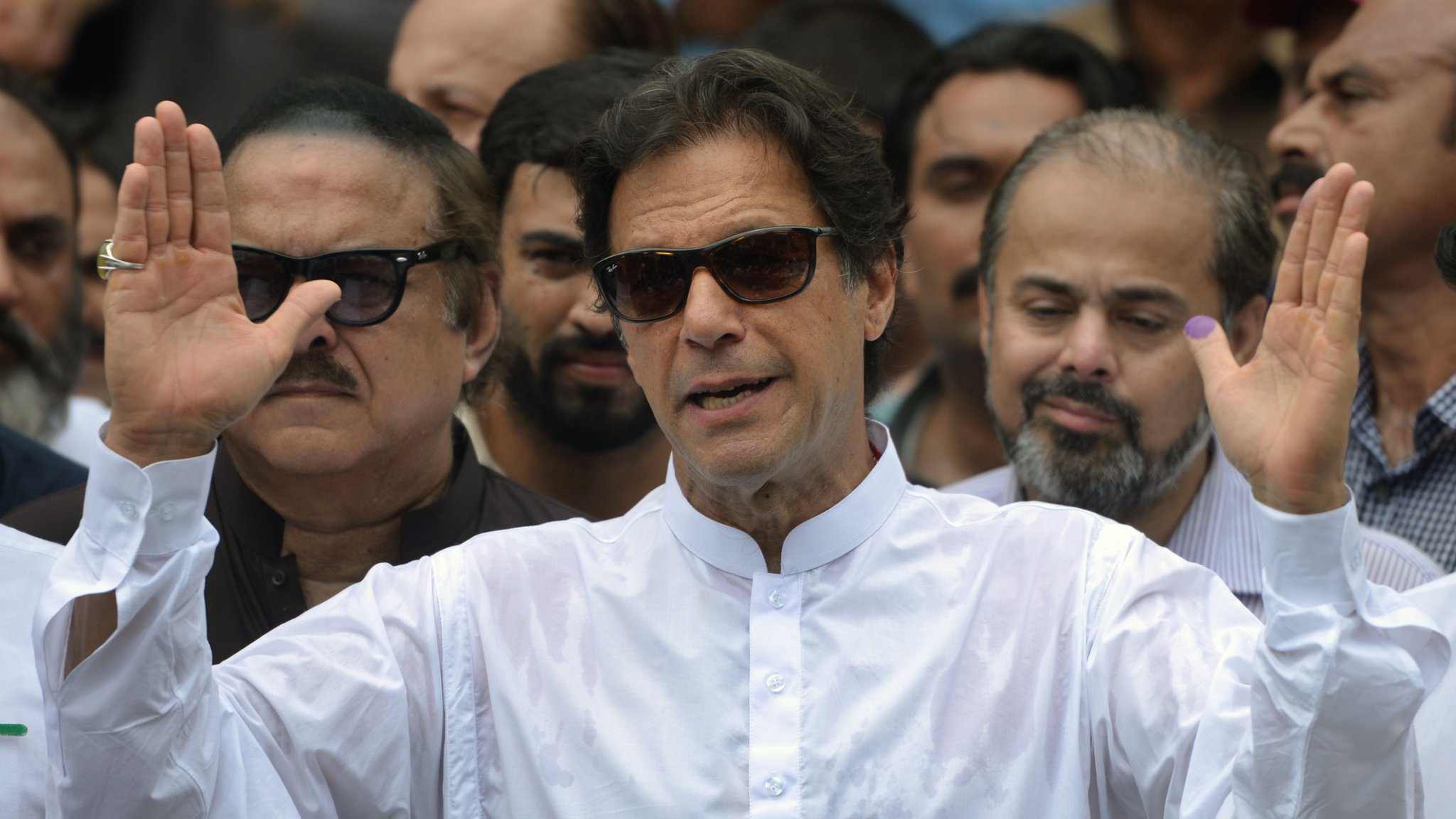 Imran Khan confirmed as Pakistan prime minister - BBC News