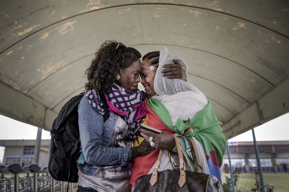 一對厄立特里亞姐妹哭泣並擁抱在一起。